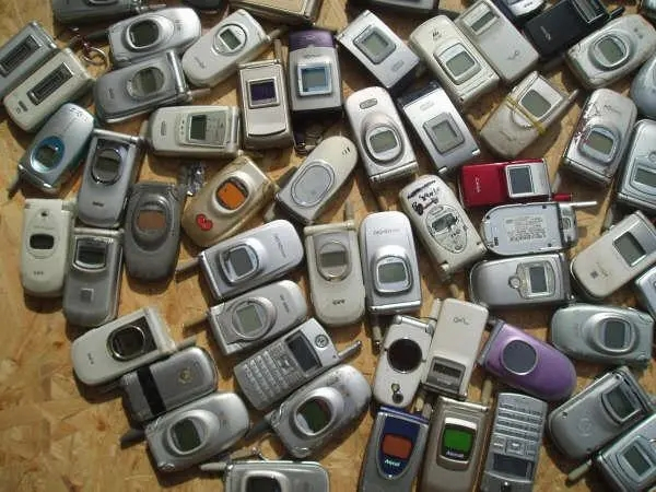 废旧手机回收价超低。市民闲置家中隐患多