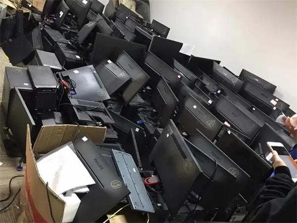 二手电脑报废公司员工努力进行回收工作